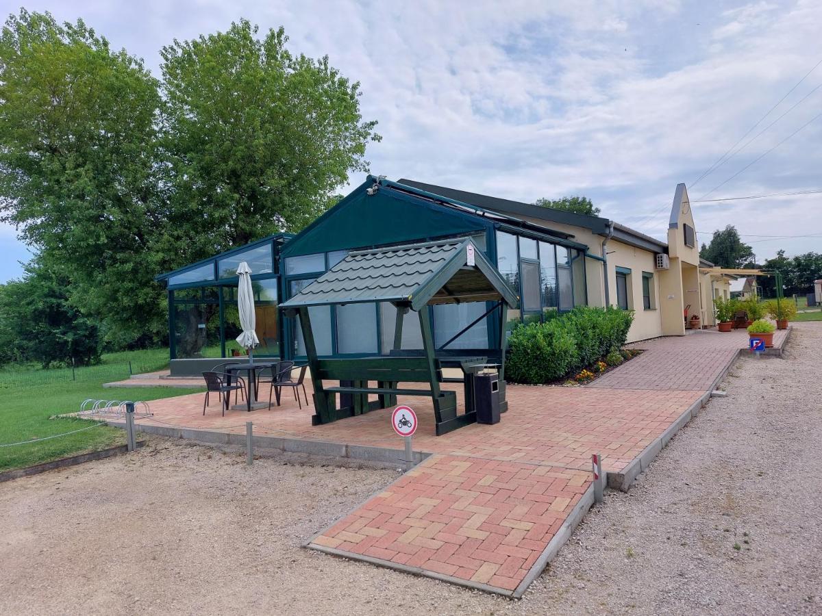 Szarszo Panzio Bed & Breakfast Balatonszarszo Eksteriør bilde