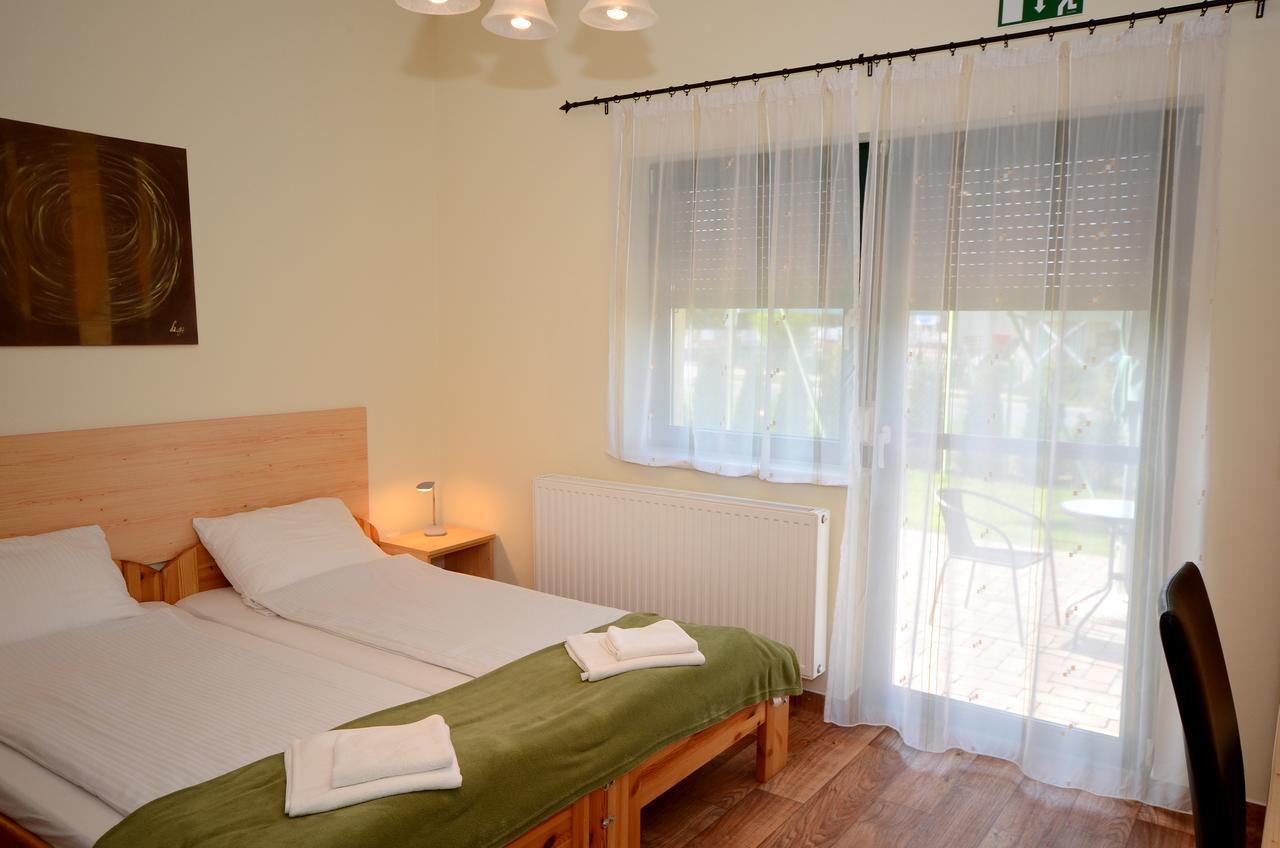Szarszo Panzio Bed & Breakfast Balatonszarszo Eksteriør bilde