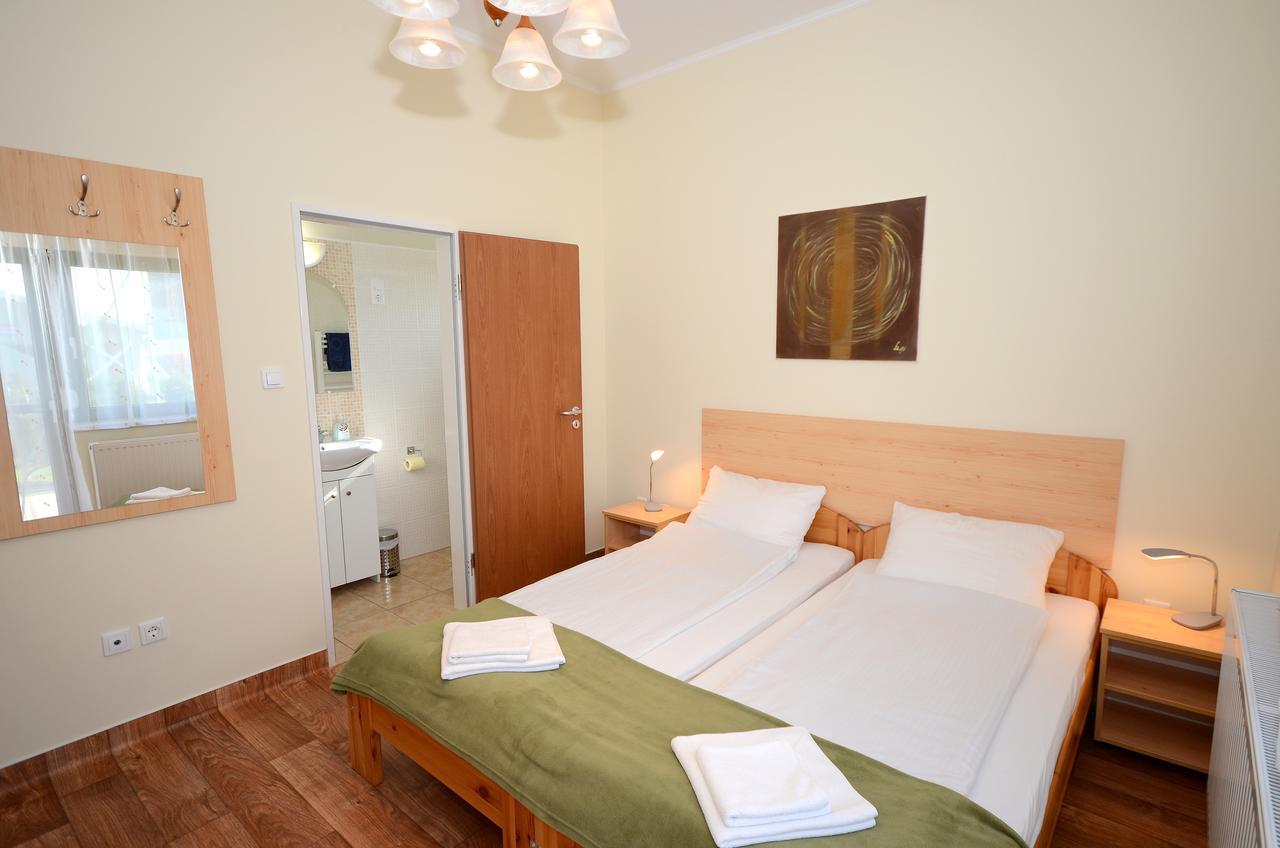 Szarszo Panzio Bed & Breakfast Balatonszarszo Eksteriør bilde