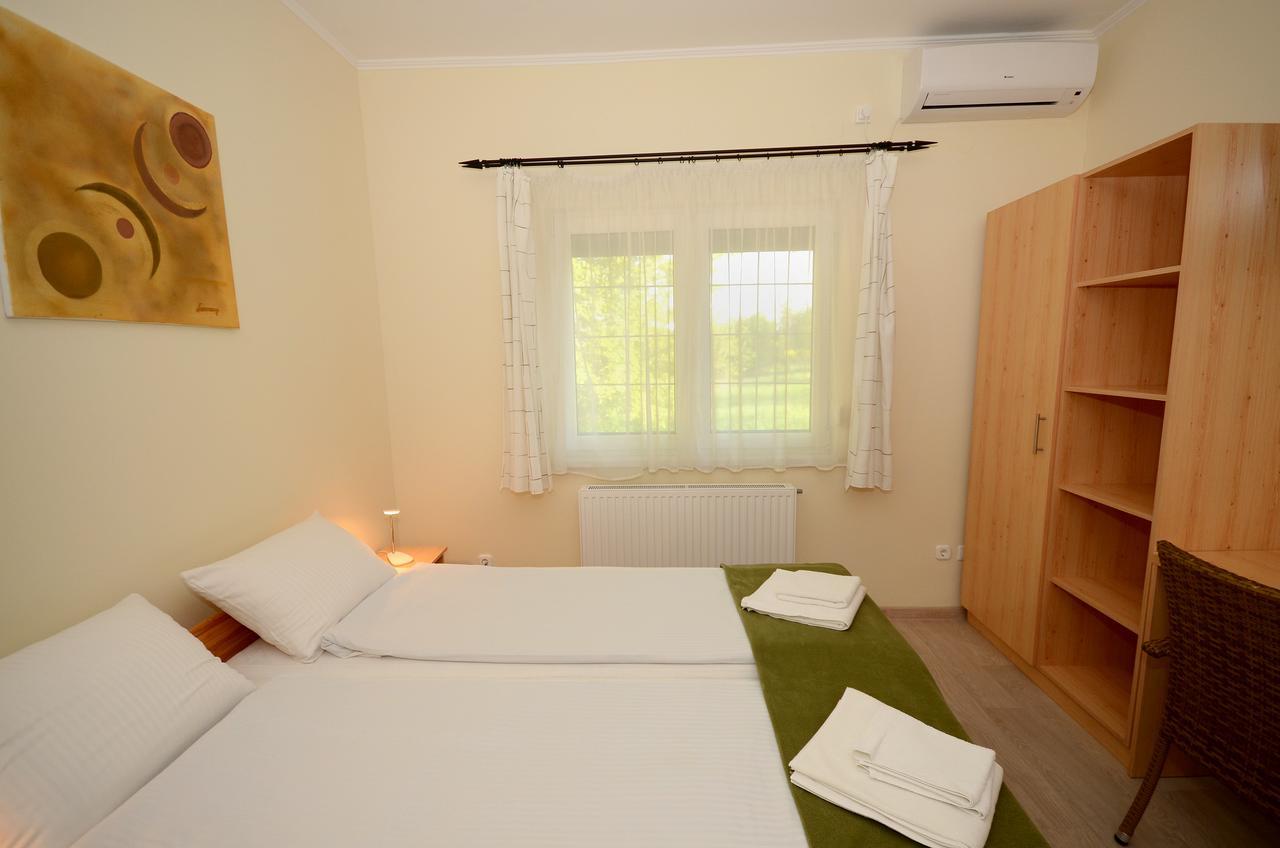 Szarszo Panzio Bed & Breakfast Balatonszarszo Eksteriør bilde