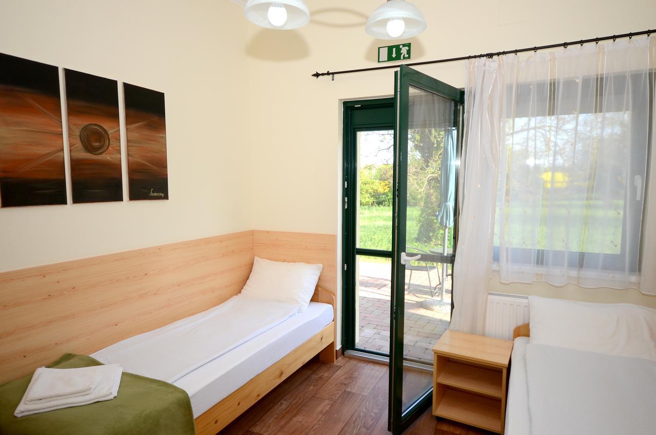 Szarszo Panzio Bed & Breakfast Balatonszarszo Eksteriør bilde