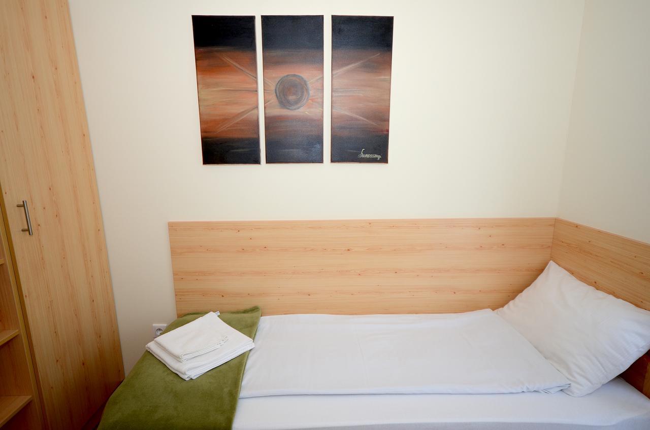 Szarszo Panzio Bed & Breakfast Balatonszarszo Eksteriør bilde