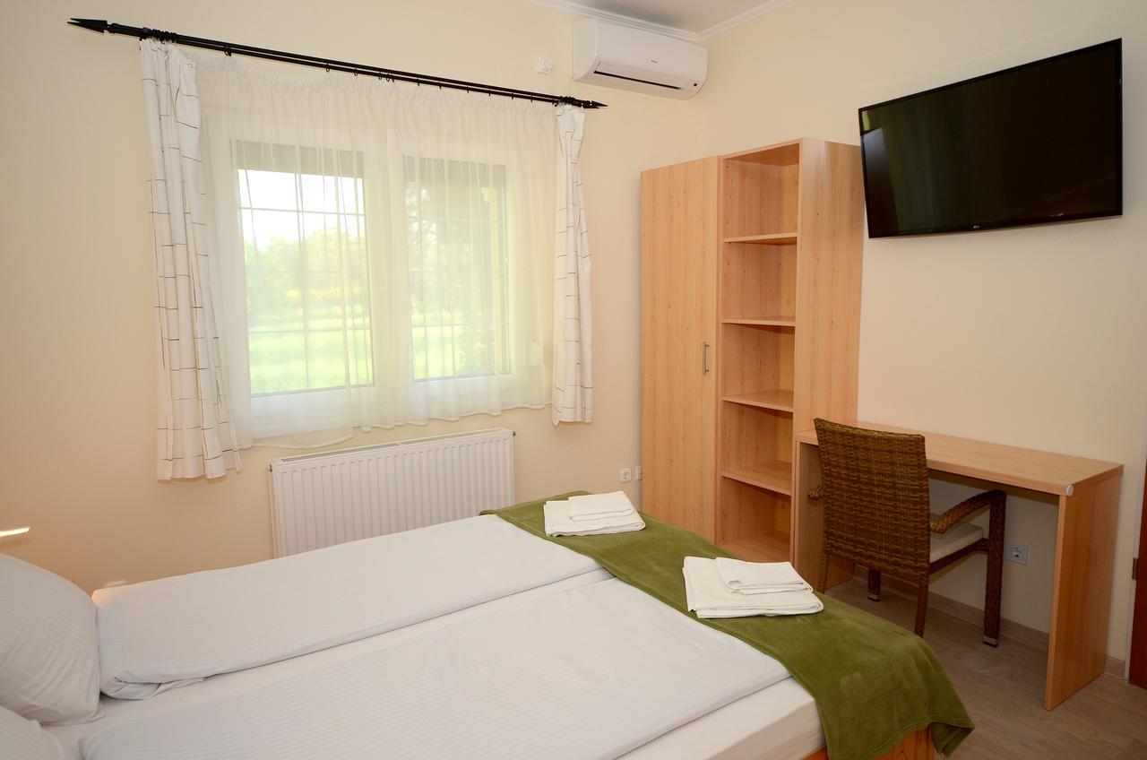 Szarszo Panzio Bed & Breakfast Balatonszarszo Eksteriør bilde