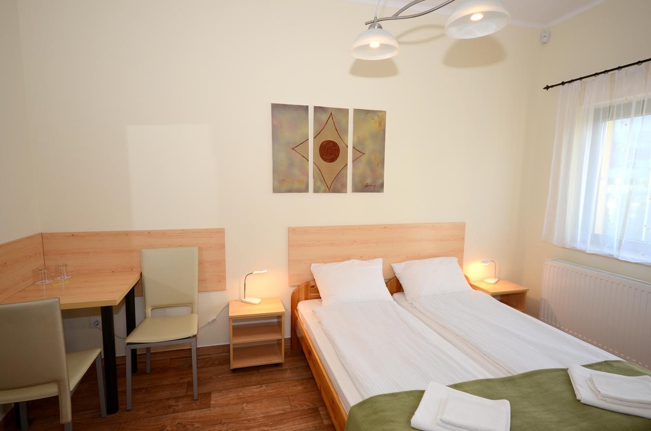 Szarszo Panzio Bed & Breakfast Balatonszarszo Eksteriør bilde